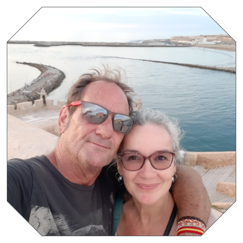 Gama Alta Experiences hombre con gafas de sol y mujer se hacen una foto con fondo de mar